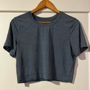 Lululemon cropped tee (style unknown) | assumed size 6 | EUC | circa 2015